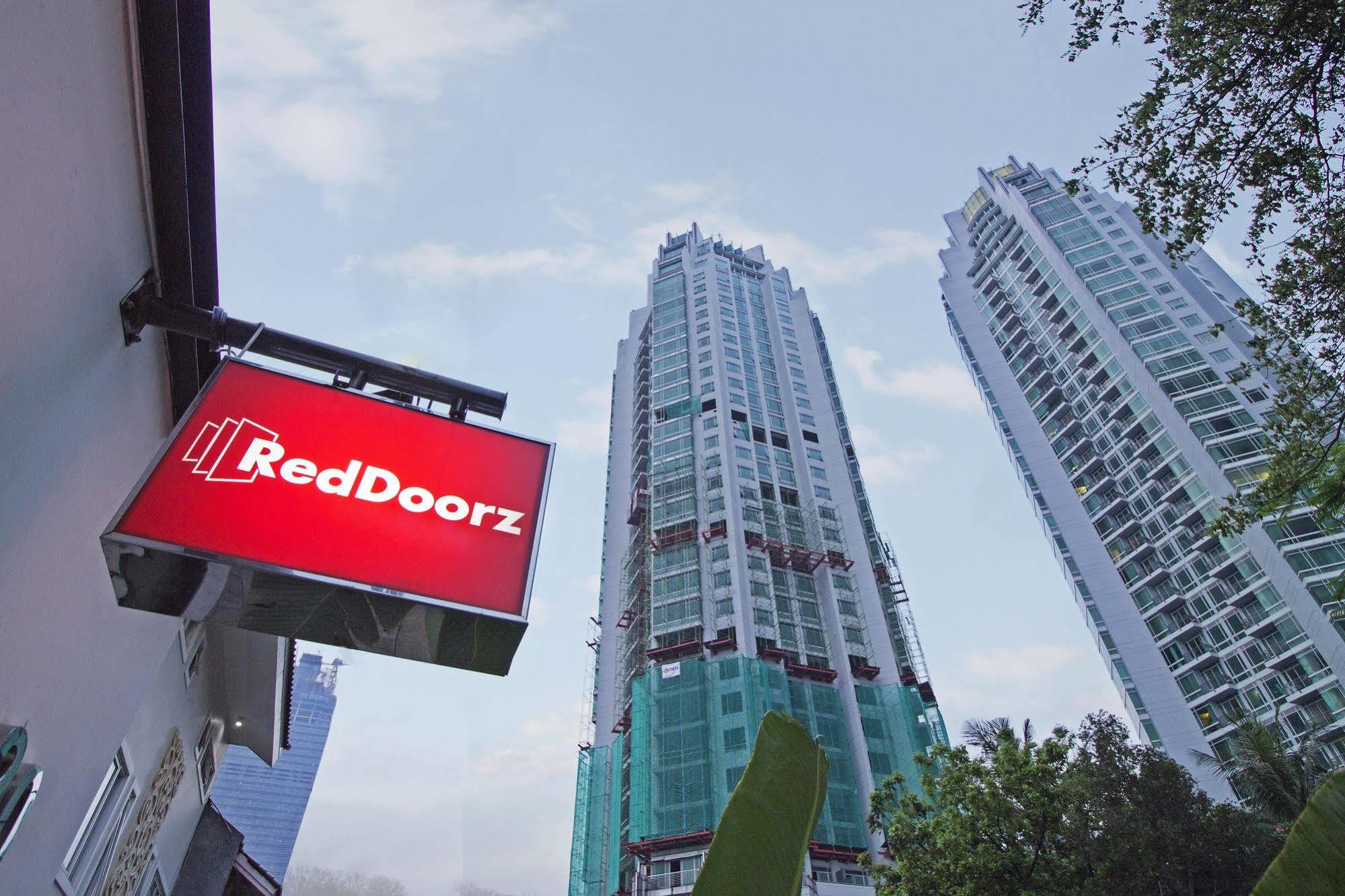 Reddoorz Plus @ Setiabudi Eight Джакарта Екстериор снимка