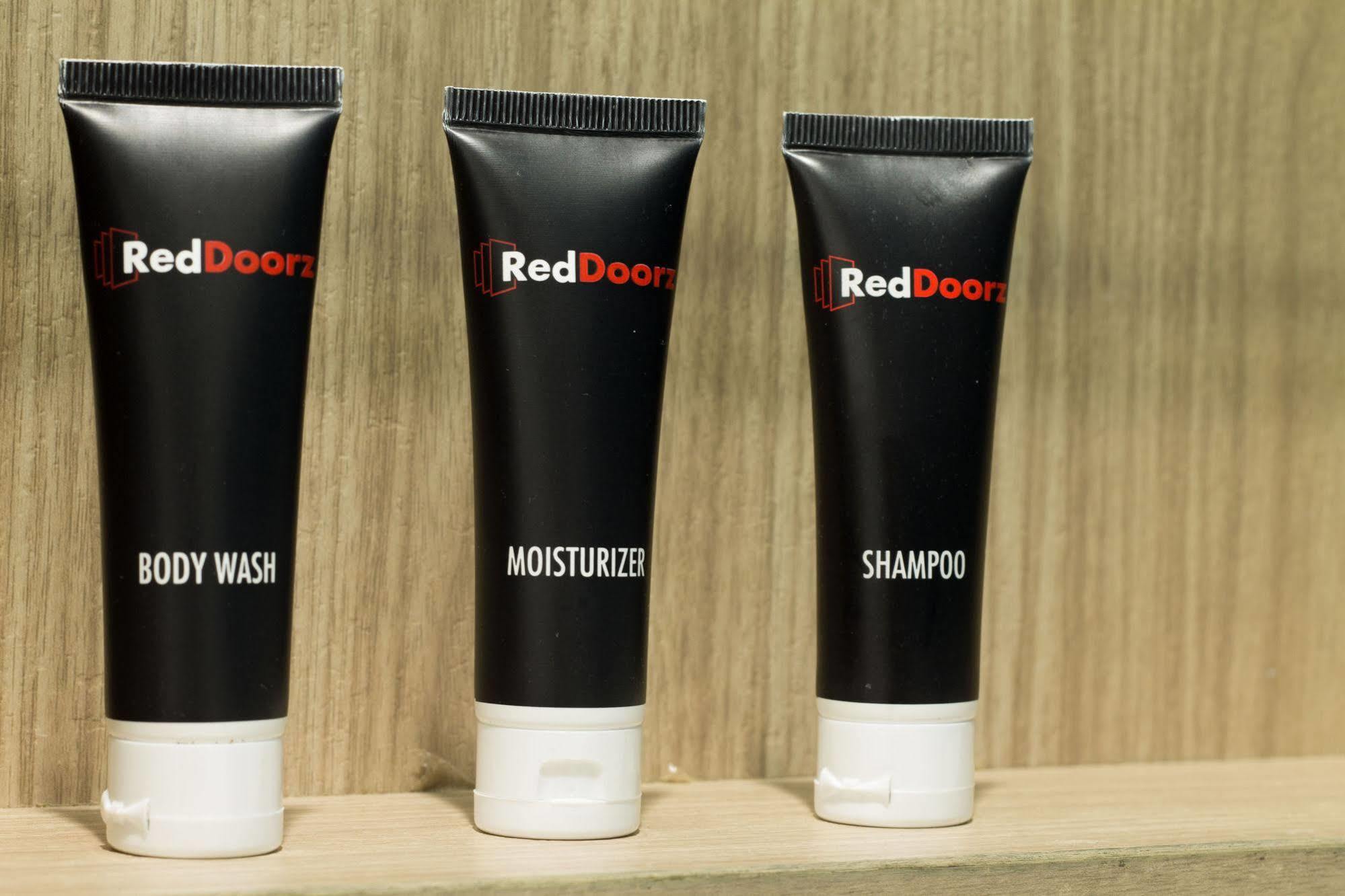 Reddoorz Plus @ Setiabudi Eight Джакарта Екстериор снимка