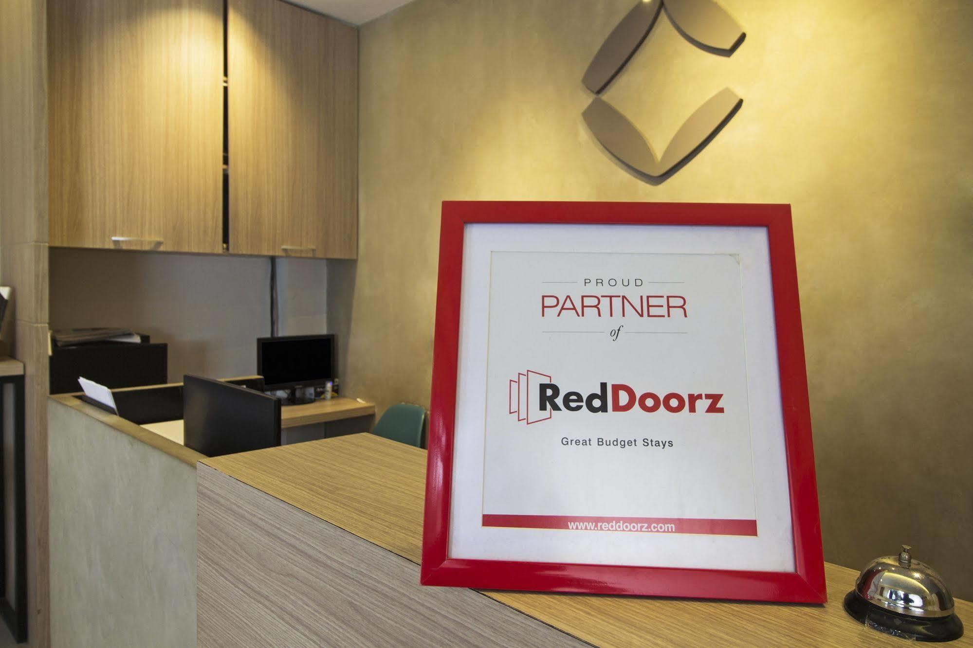 Reddoorz Plus @ Setiabudi Eight Джакарта Екстериор снимка