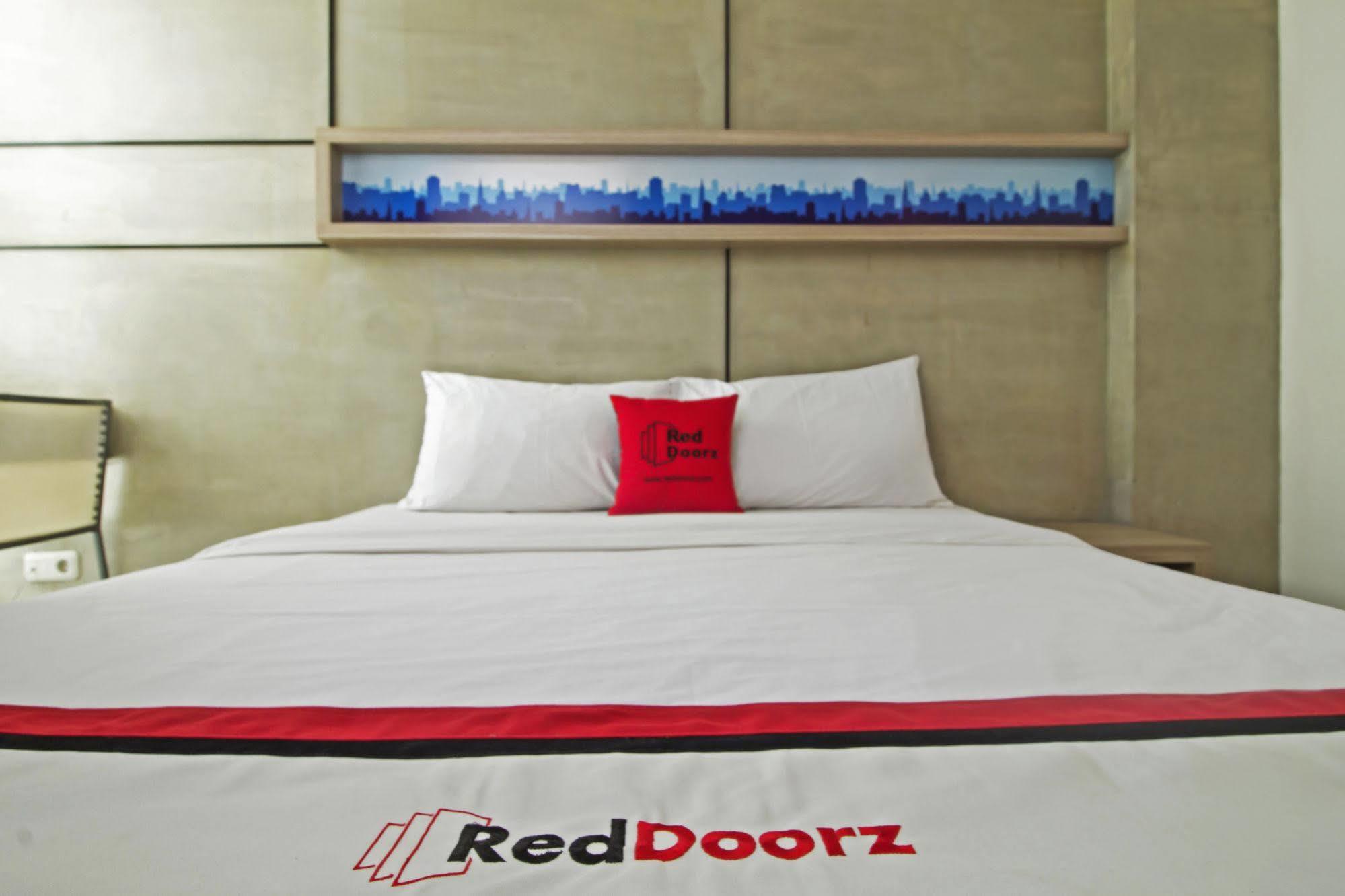 Reddoorz Plus @ Setiabudi Eight Джакарта Екстериор снимка