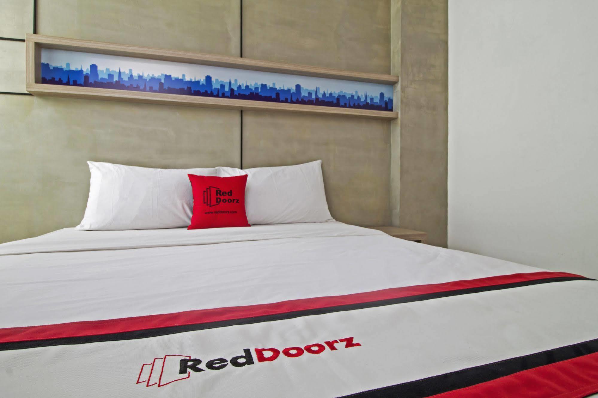 Reddoorz Plus @ Setiabudi Eight Джакарта Екстериор снимка
