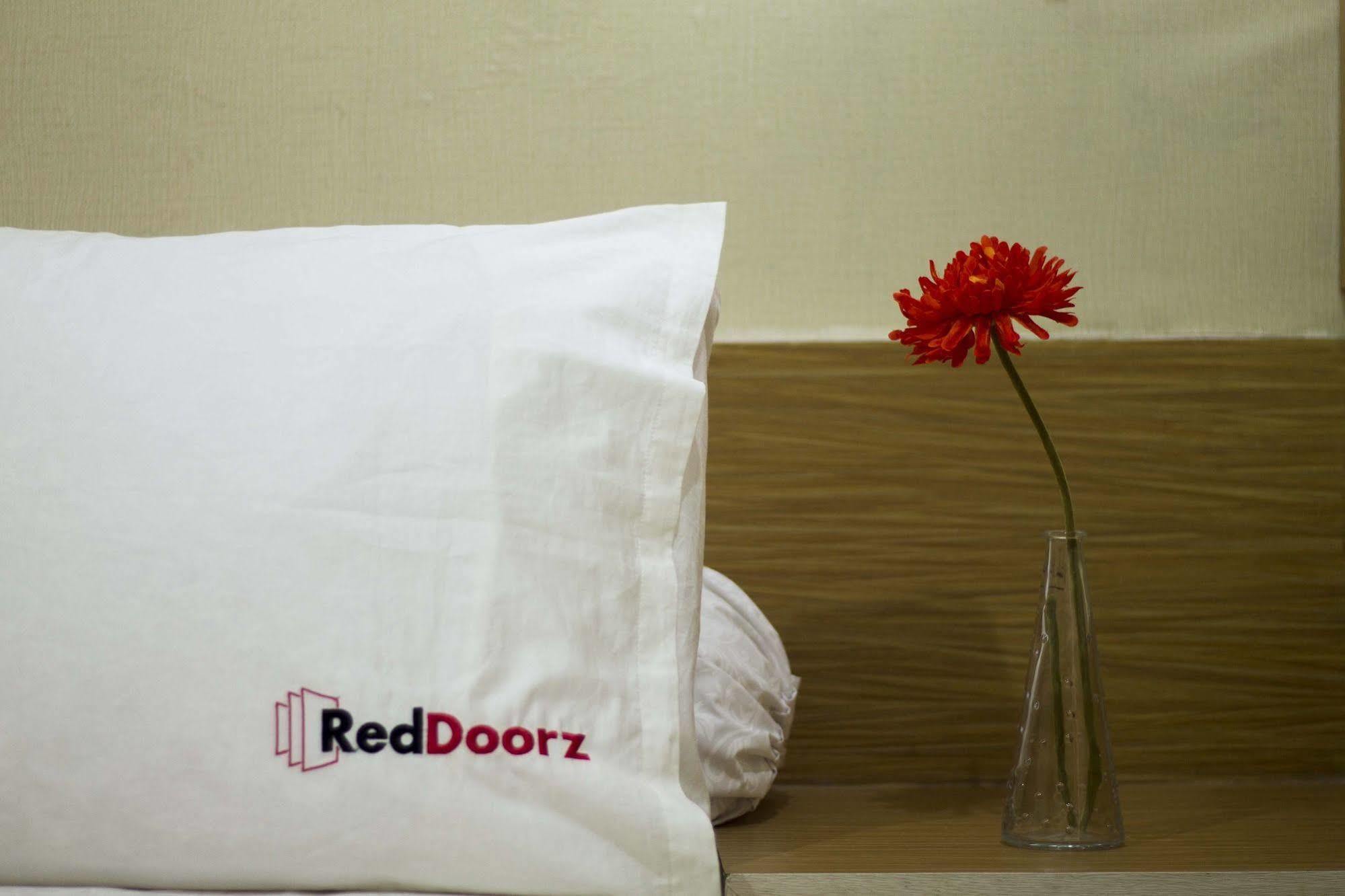 Reddoorz Plus @ Setiabudi Eight Джакарта Екстериор снимка